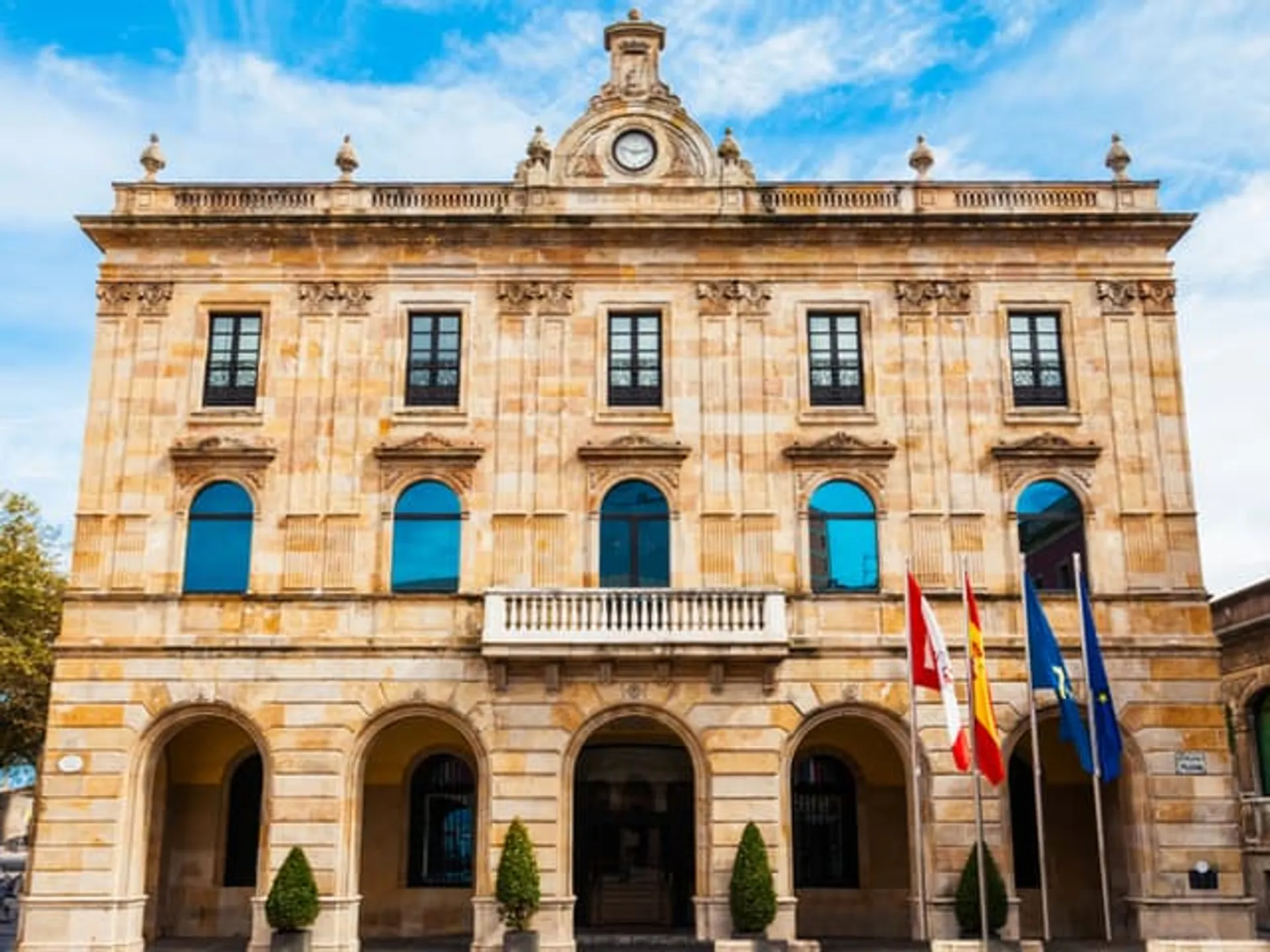 Edificio del Ayuntamiento en la Plaza Mayor de Gijón - Qué ver en Gijón - Monumentos Principales - Guía de Viajes Gijón - Buendía Tours