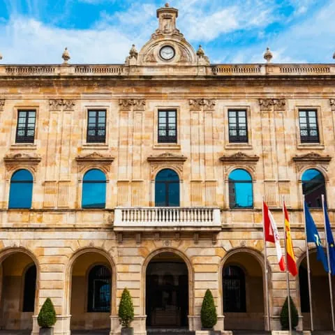 Edificio del Ayuntamiento en la Plaza Mayor de Gijón - Qué ver en Gijón - Monumentos Principales - Guía de Viajes Gijón - Buendía Tours
