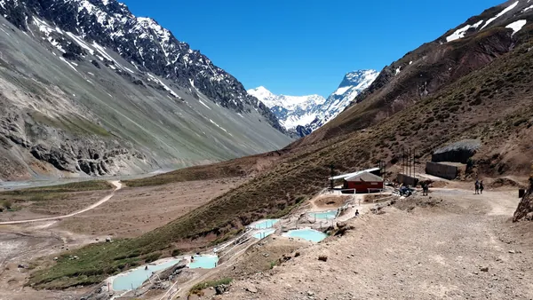 Las termas Valle de Colina están distribuidas de manera escalonada en la montaña, frente a la Cordillera de los Andes.