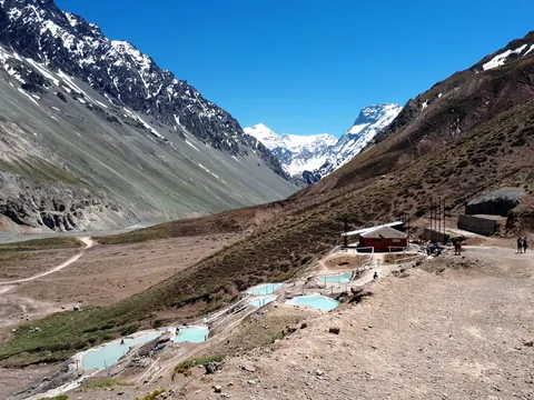 Las termas Valle de Colina están distribuidas de manera escalonada en la montaña, frente a la Cordillera de los Andes.