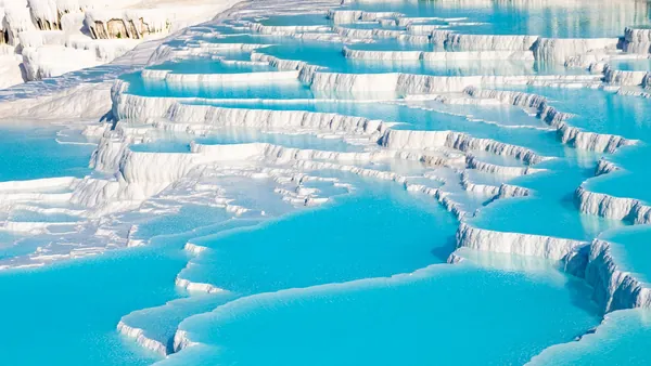 Las piscinas naturales de Pamukkale son todo un espectáculo visual.