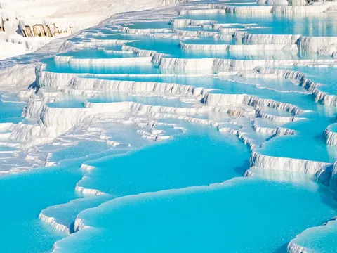 Las piscinas naturales de Pamukkale son todo un espectáculo visual.
