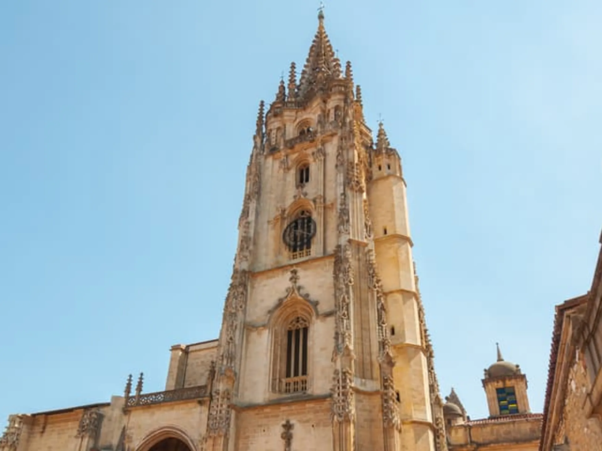 Catedral de Oviedo-Oviedo-Qué hacer en verano-Planes-Guías de viaje Buendía Tours