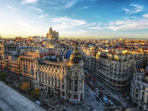 Vista aérea del Edificio Metrópolis y Gran Vía en Madrid