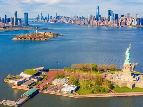 Estatua de la Libertad y Ellis Island con skyline de Nueva York