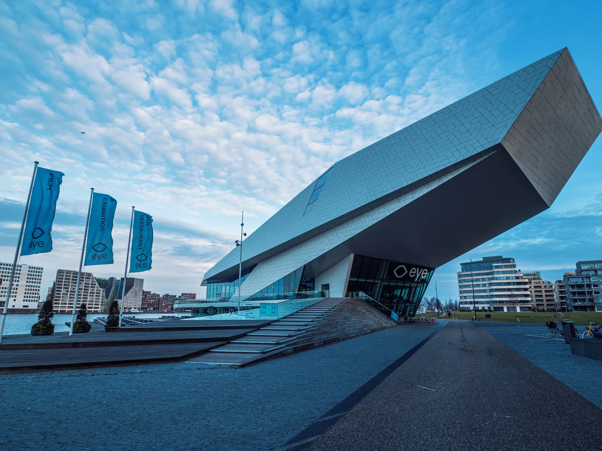 Instituto Eye de cine en Ámsterdam- Qué hacer los días de lluvia en Ámsterdam- Guía de viaje de Ámsterdam- Buendía Tours
