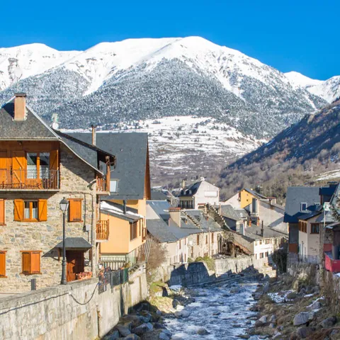 Casas del pueblo de Vielha cerca de la estación de esquí de Baqueira Beret - Qué ver en Baqueira Beret - Vielha - Buendía