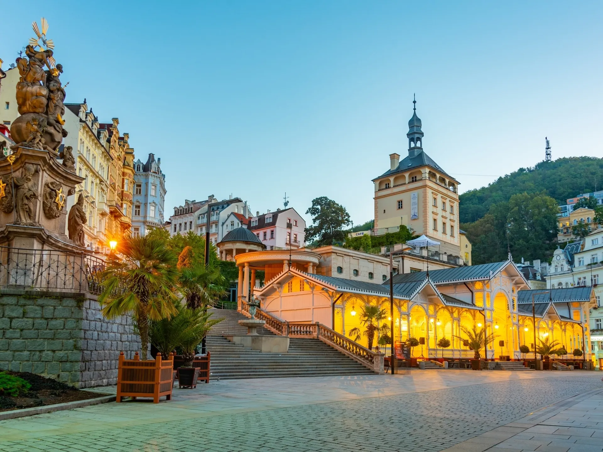 torre del palacio y la columnata del mercado en Karlovy Vary
