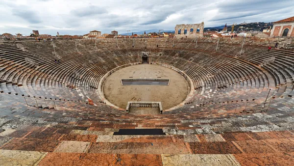 Interior del Arena de Verona, al que accederás sin tener que esperar colas.