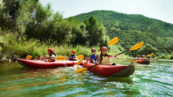 Grupo de personas disfrutando del descenso del río Sella desde Cangas de Onís