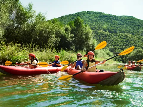 Grupo de personas disfrutando del descenso del río Sella desde Cangas de Onís