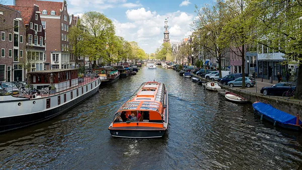 amsterdam-actividad-paseo-barco-rojo.jpg