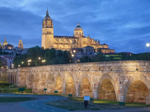 free tour Salamanca nocturno leyendas visita guiada Puente Romano Castilla León