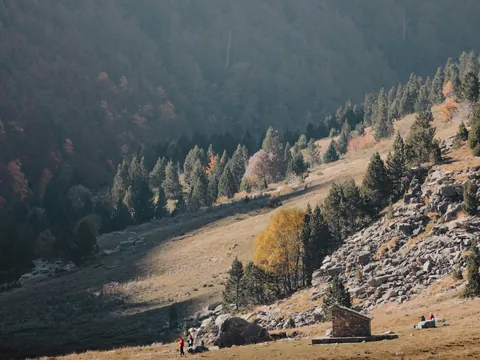Valle y cabaña de piedra en Aínsa, Huesca.