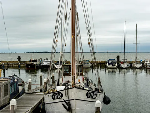 Barcos atracados en el puerto de Volendam en un día nublado.
