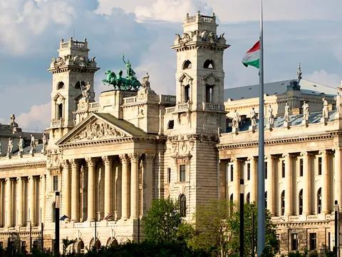 Conoce el Ministerio de Agricultura con el free tour budapest esencial