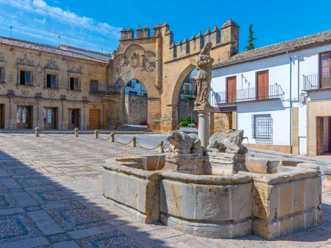 La Puerta de Jaén y el Arco de Villalar, un reflejo del paisaje urbano de Baeza.