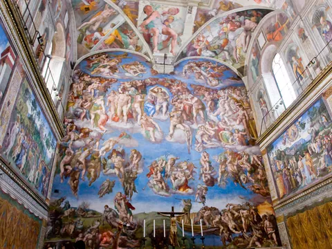 Vista interior de la capilla sixtina en el Vaticano, "El juicio Final" de Miguel Ángel