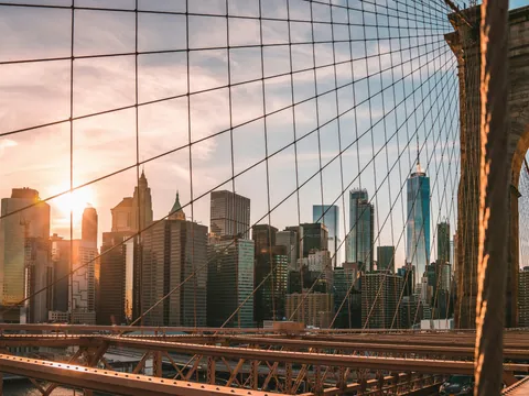 Puente de Brooklyn al atardecer con skyline de Manhattan, Nueva York, Estados Unidos