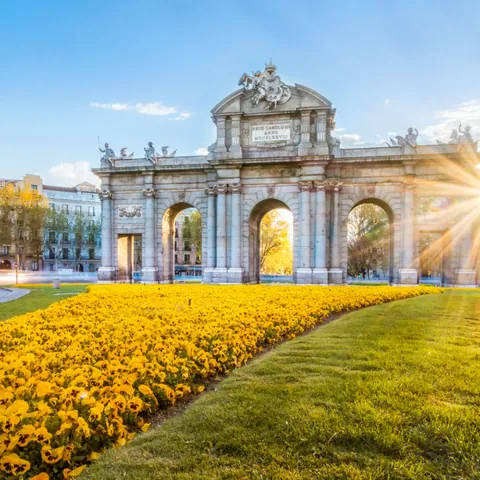 Puerta de Alcalá de Madrid con el Sol detrás- Qué ver en Madrid - Buendía tours
