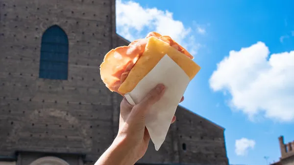 Típico tigellone de Bolonia, una muestra de la gastronomía local que podrás probar en esta experiencia con degustaciones.
