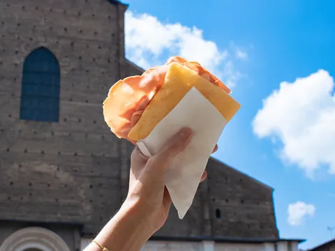 Típico tigellone de Bolonia, una muestra de la gastronomía local que podrás probar en esta experiencia con degustaciones.