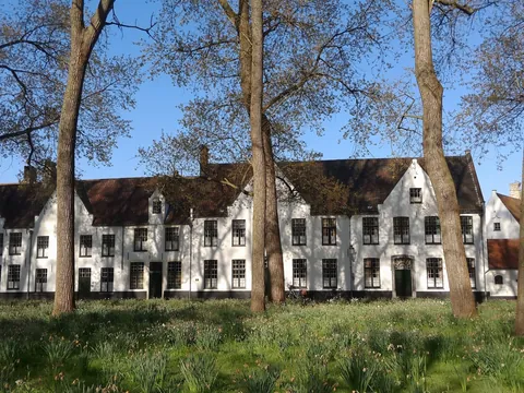 Beaterio Ten Wijngaarde en Brujas rodeado de jardines