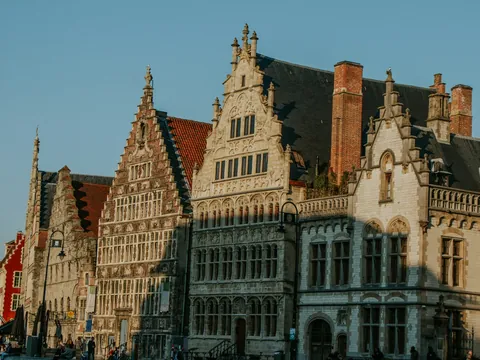 Casas gremiales históricas en la ribera del canal de Gante, Bélgica