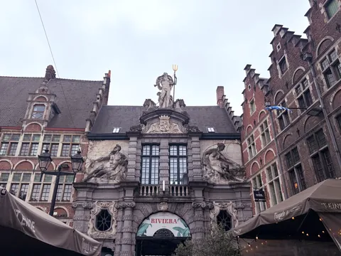 fachada de la antigua lonja del pescado en Gante Bélgica