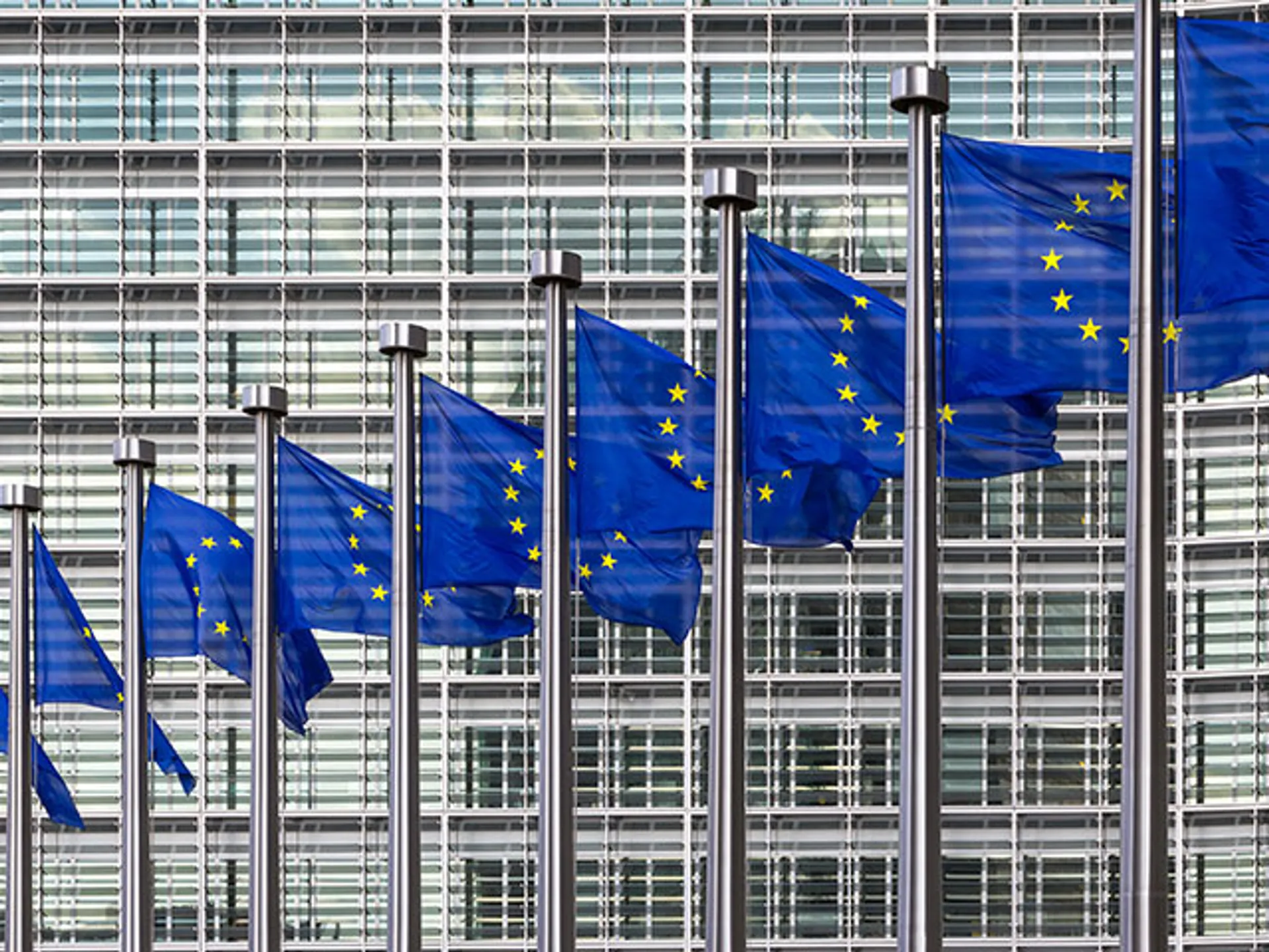 Banderas de la Unión Europea frente al edificio de la Comisión Europea de Bruselas