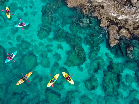 Vista aérea de la ruta en kayak por cuevas de Es Canutells, Menorca