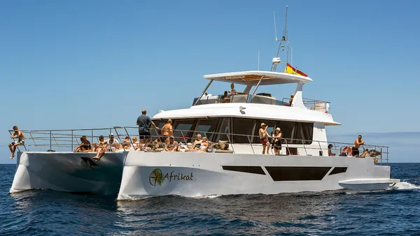 Vista del catamarán que te llevará por la costa sur de Gran Canaria.