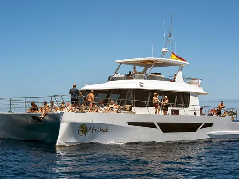 Vista del catamarán que te llevará por la costa sur de Gran Canaria.