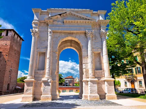 El antiguo  Arco Gavi te mostrará los restos de las antiguas civilizaciones.