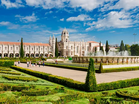Jardines y fachada del Monasterio de los Jerónimos en Belém, Lisboa