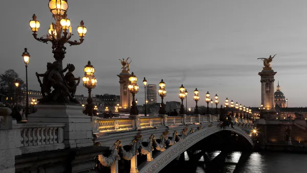 Puente de París con niebla, el ambiente que protagonizará este free tour de misterios y leyendas de París.