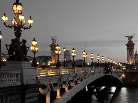 Puente de París con niebla, el ambiente que protagonizará este free tour de misterios y leyendas de París.