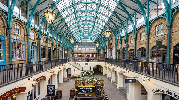 Convent Garden en Londres con su estructura de hierro y vidrio características