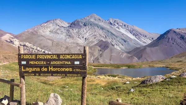 Laguna en lo alto del Aconcagua, el Parque Provincial en Medoza, Argentina.