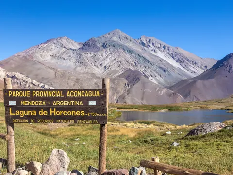 Laguna en lo alto del Aconcagua, el Parque Provincial en Medoza, Argentina.