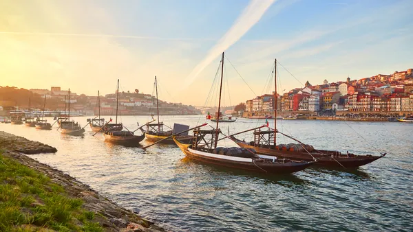 Barcos rabelos en el Duero al atardecer, una estampa clásica de Oporto.