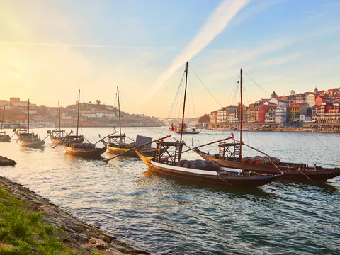 Barcos rabelos en el Duero al atardecer, una estampa clásica de Oporto.