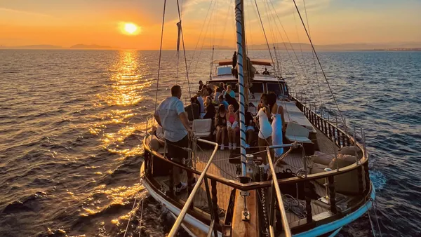 Velero de madera que te llevarán en este crucero de Atenas.