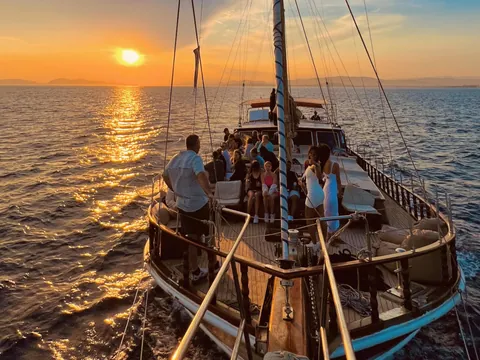 Velero de madera que te llevarán en este crucero de Atenas.