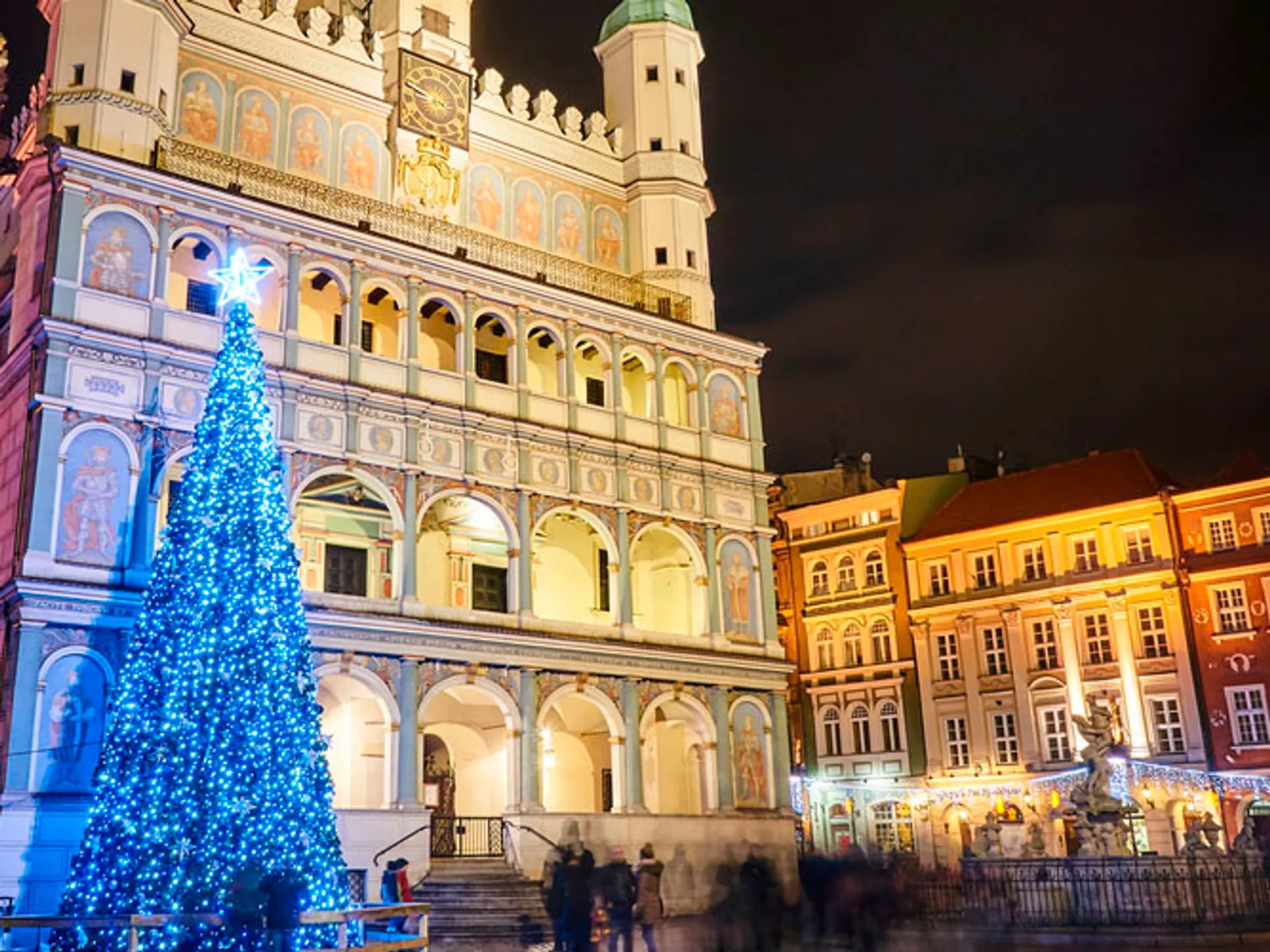 Decoraciones navideñas frente al Ayuntamiento de Poznan - Los mejores Mercadillos de Navidad en Europa 2022 - Blog - Buendía Tours 