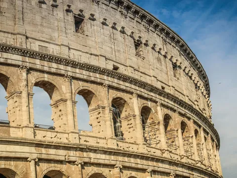 Detalle de los arcos y la fachada del Coliseo Romano en Roma