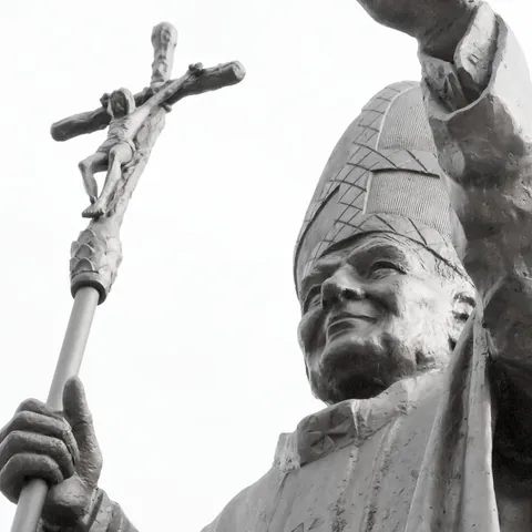Estatua del Papa San Pablo II en Roma