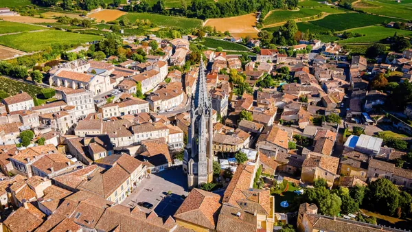 Viñedos, colinas y arquitectura en perfecta armonía en esta vista aérea.