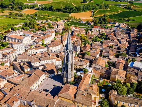 Viñedos, colinas y arquitectura en perfecta armonía en esta vista aérea.