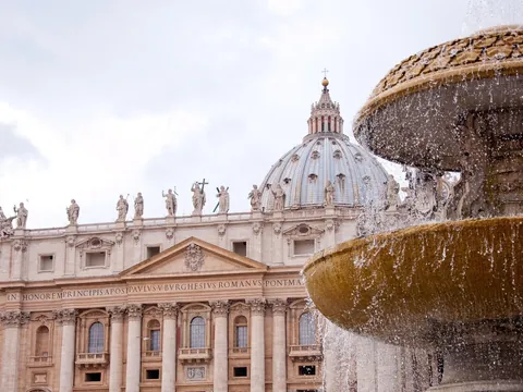 Fuente de la Plaza de San Pedro con la fachada de la Basílica de fondo, Vaticano.